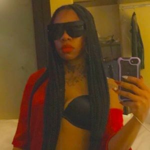 Meet your Posher, Monique